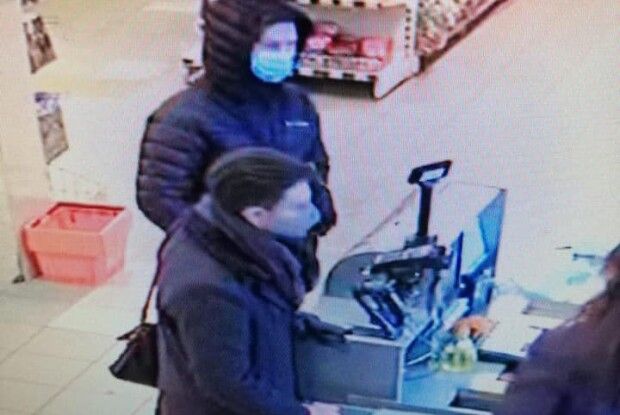 Просять упізнати крадіїв з луцького магазину (Фото)