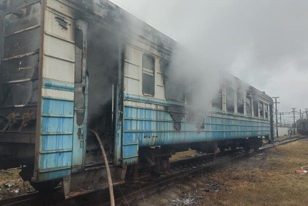 На Рівненщині загорівся вагон електропотягу (Фото. Відео)