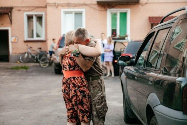 Волинський військовий зробив зворушливий сюрприз родині, яку не бачив три місяці (Фото) 
