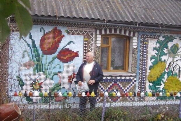 Люди вилазять на паркан, щоб сфотографувати, як господар вишив свій будинок