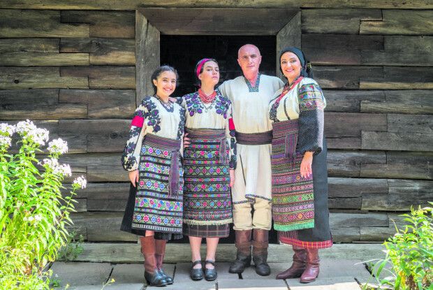 «З чоловіком спілкуємось суржиком, а Різдво та Великдень не ділимо»: нардепка розповіла свою історію кохання