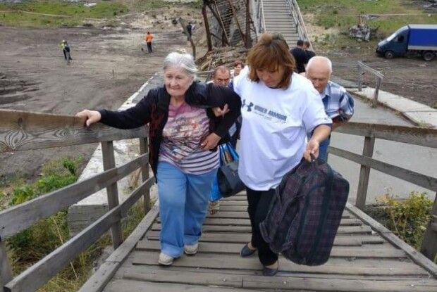 На мосту в Станиці Луганській запрацювала група соціальної допомоги