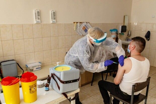 Лікарі звільняються, ліків немає: ЗМІ розповіли про «підготовку» України до нової хвилі