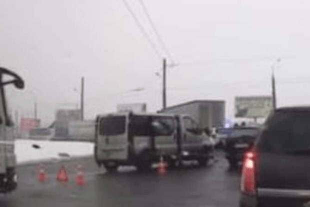 У Луцьку на кільці зіткнулися вантажівка та мікроавтобус