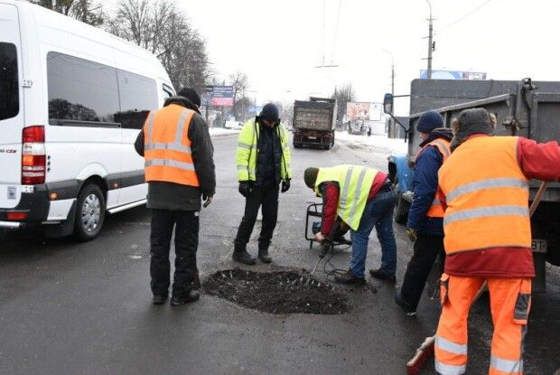 У Луцьку й узимку ремонтують дорогу (Фото)