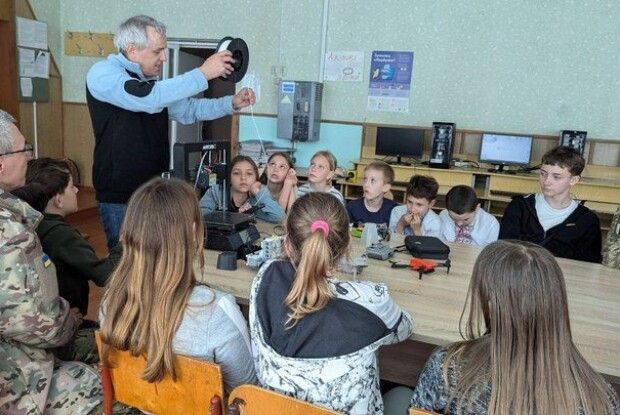 Реабілітація через єдність: у Луцьку військові та діти навчаються 3D-моделюванню та робототехніці