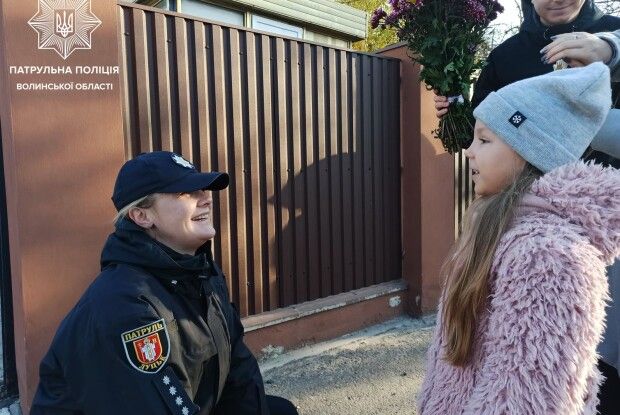 У Луцьку 5-річна прихильниця поліції привітала улюблену патрульну з днем народження