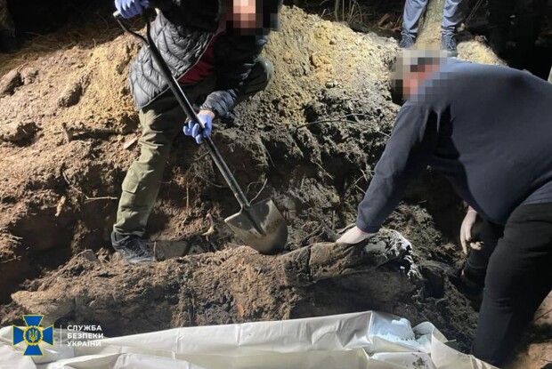 Показав могилу розстріляного та зізнався у вбивстві: на Херсонщині взяли у полон окупанта-ката з Бучі (Фото 18+)