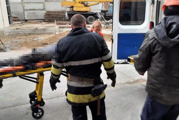 У Клевані на Рівненщині моторошна виробнича травма: чоловікові відрізало ногу подрібнювальною машиною (Фото)