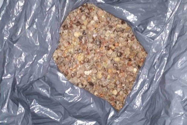 Майже 7 кілограмів бурштину українець заховав у газовому балоні іномарки (Фото, відео)