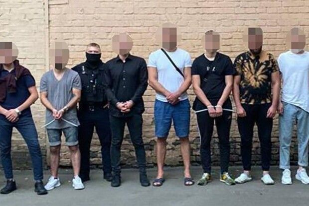 Запрошували на побачення, а потім грабували й били: у Києві викрили злочинну групу (Фото)