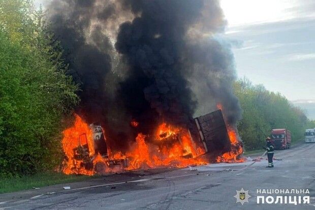 Вантажівка влетіла в мікроавтобус й обидва загорілися: загинуло 4 людини (Фото)