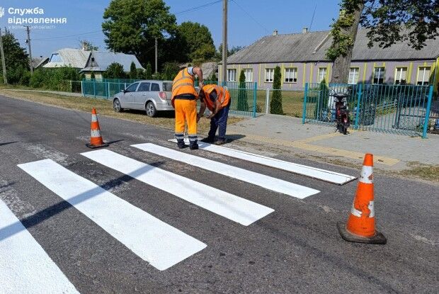 На автомобільних дорогах Волині оновлюють розмітку з використанням світловідбивної фарби 