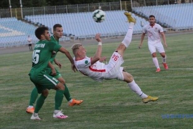 Як «Волинь» на полі, що нагадувало город,  на якому викопали картоплю, не змогла обіграти сільську команду (Відео, коментар)