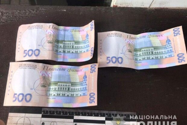 «Сковорода – несправжній!»: У Рівному чоловік розрахувався в кафе сувенірними «п’ятисотками» (фото)