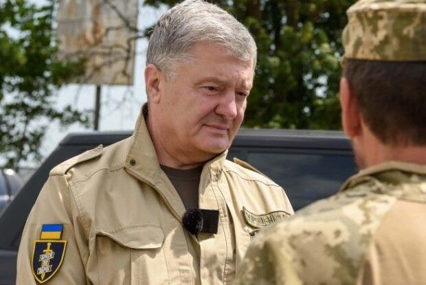 Порошенко привіз техніку підрозділам ППО, які прикривають Південь