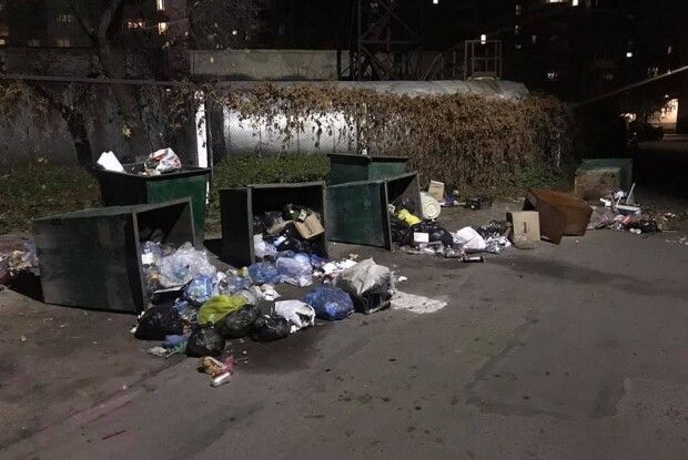 У волинському місті невідомі поперевертали контейнери зі сміттям