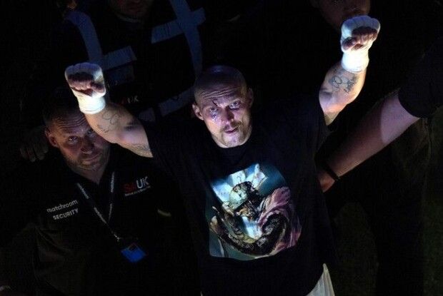 Олександр Усик дебютує у великому футболі