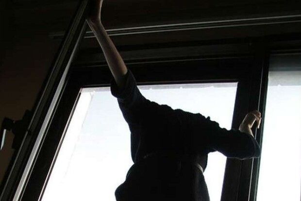 У Луцьку дівчина після вечірки випала з шостого поверху й померла: відомі подробиці (Відео)