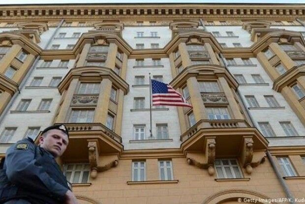 Посольство США в РФ припиняє видавати візи росіянам