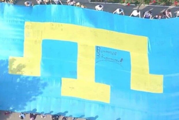 Активісти піднімуть величезний кримськотатарський прапор над Кримом, - Порошенко