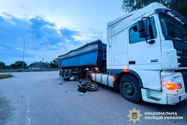 На Рівненщині двоє підлітків на мотоциклах врізалися у вантажівку