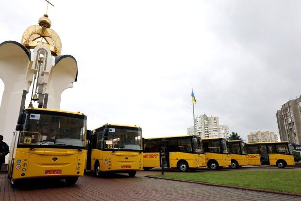 Дев’ять громад Волині отримали нові шкільні автобуси