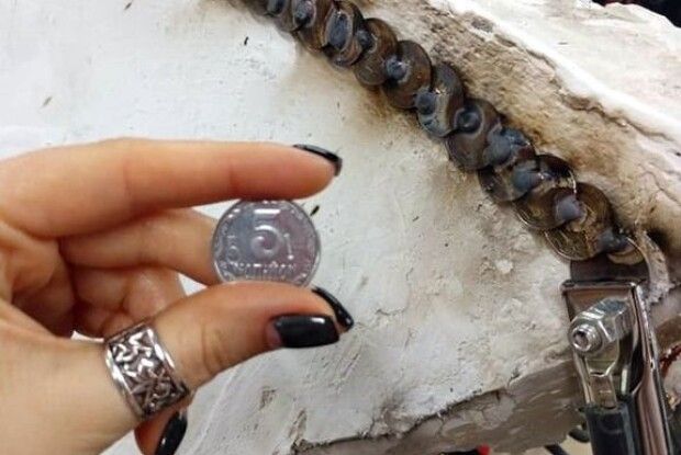 Щоб не пропали дрібні гроші, в Одесі роблять з них змія. Монети збирали і в Рівному