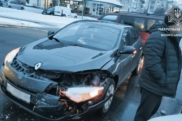 Ігноруючи червоний сигнал: У Луцьку водій Skoda Fabia наробив лиха