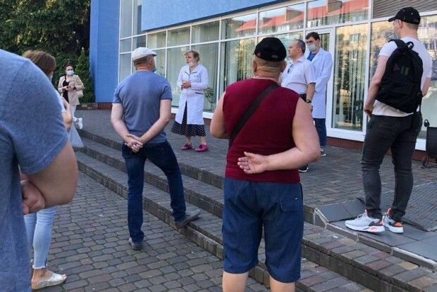 У Луцьку в спорткомплексі вакцинують від коронавірусу всіх охочих: як це відбувається (Фото)