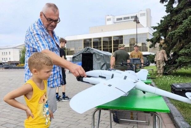 У центрі Луцька представили виставку безпілотників і стрілецької зброї