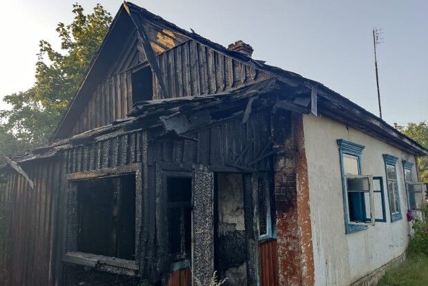На Рівненщині ледь повністю не згоріли 2 житлові будинки