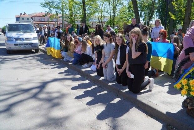 На Волині провели в останню путь воїна, в якого зупинилось серце