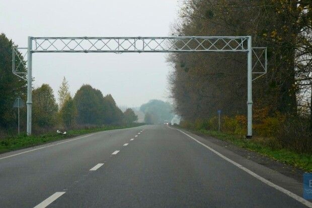 На виїзді з волинського міста встановили металеву арку (Фотофакт)