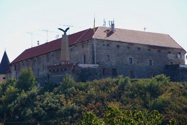 На місці угорського орла на Мукачівському замку розмістять Державний герб України