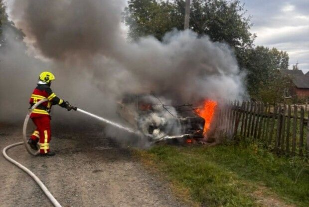 На Волині загорівся автомобіль і дві господарські споруди