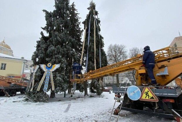 У Луцьку почали прикрашати головні ялинки міста