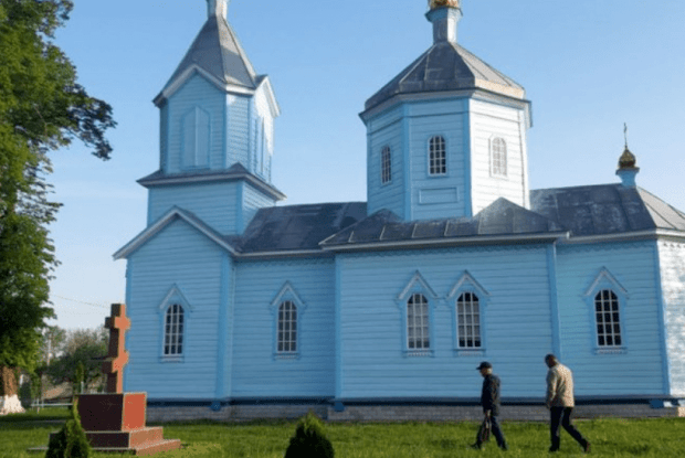 Через конфлікт між вірянами ПЦУ та УПЦ МП на Рівненщині опломбували храм (Фото, відео)