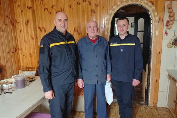 Рівненські вогнеборці привітали ветеранів з Днем пожежної охорони (фото)