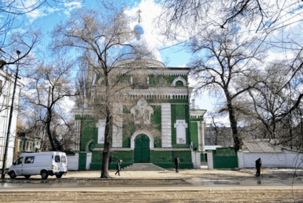 70-річний «посланець Бога» прийшов у церкву і почав все трощити (Відео)
