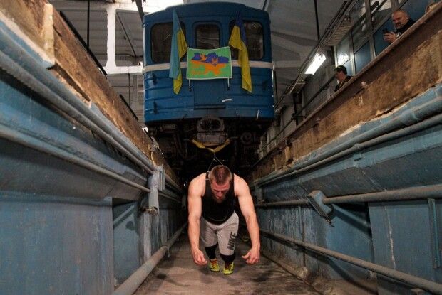 Українець потягнув шиєю вагон метро і встановив світовий рекорд (Фото)