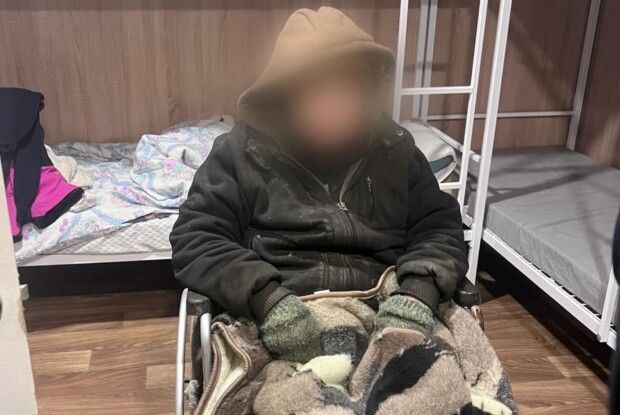 Без світла та тепла: на Волині патрульні врятували літню жінку, яка замерзала в будинку