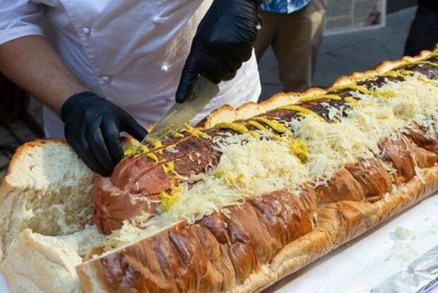 У Харкові приготували найбільший в Україні хот-дог: фото велетня