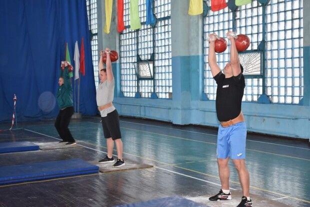 Волинські рятувальники взяли «бронзу» у змаганнях з гирьового спорту