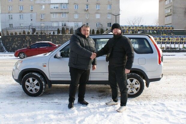 Працівники міськради на Волині придбали позашляховик для ЗСУ