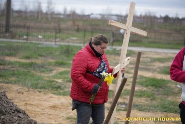 «Російські солдати кинули гранату в укриття. Людські рештки збирали у відро», – мешканка Бучі про жорстокість окупантів