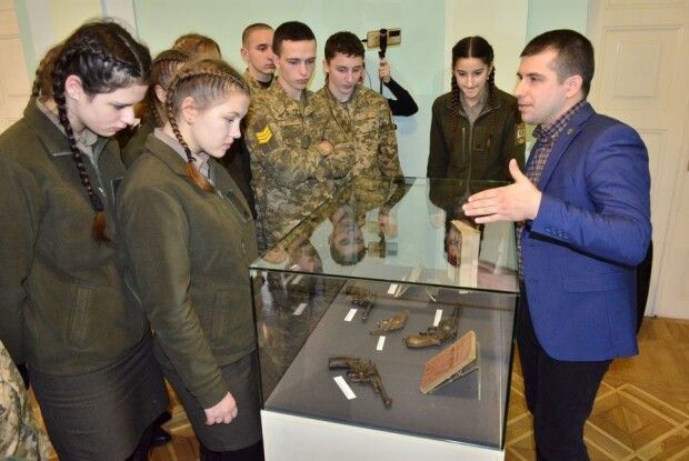 У Волинському краєзнавчому музеї відкрили пізнавальну виставку «Український символ – Крути» (Фото)