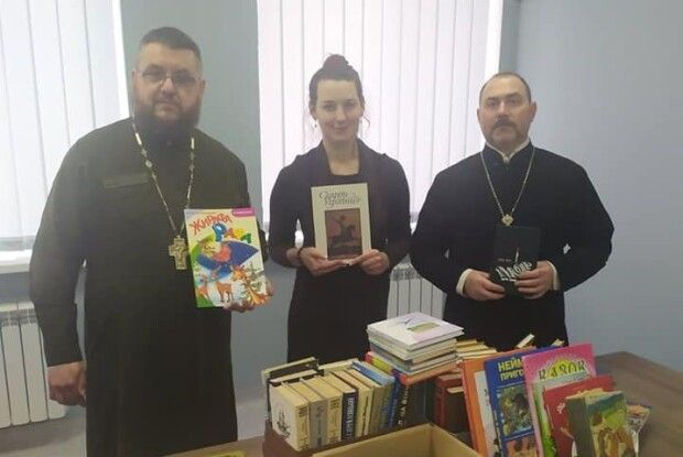 Волинські капелани подарували книжки Центру реабілітації учасників бойових дій