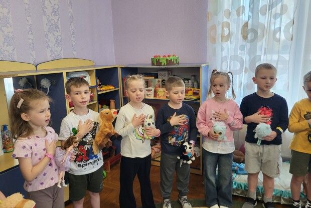 Гімн із дитячих вуст: у Ковелі дошкільнята щодня вшановують Героїв (Фото)