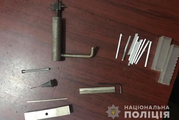 У Луцьку затримали крадія з арсеналом злодійських інструментів
